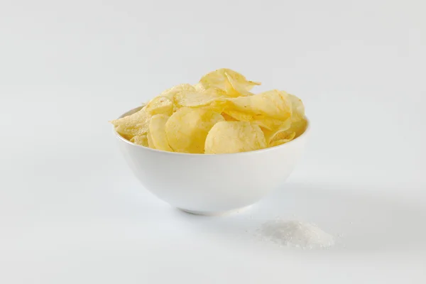 Солоний картопляні чіпси — стокове фото