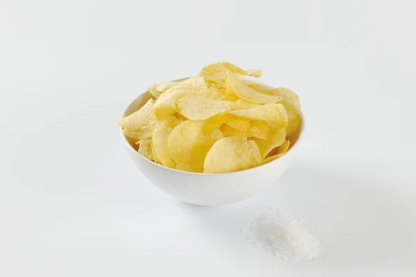 Schüssel mit gesalzenen Kartoffelchips — Stockfoto