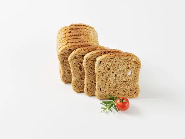 Нарезанный хлеб из цельного зерна — стоковое фото