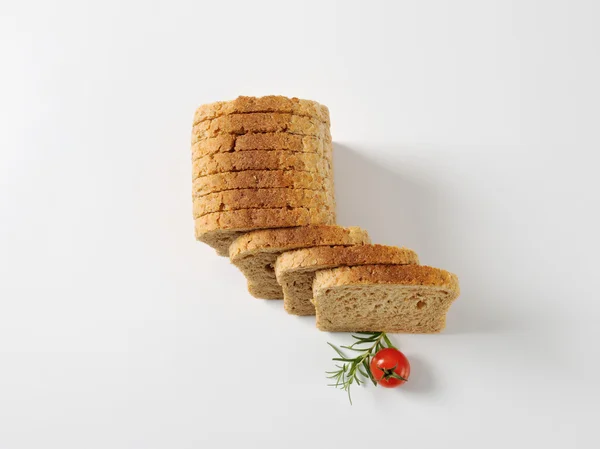 Нарізаний цілий хліб — стокове фото