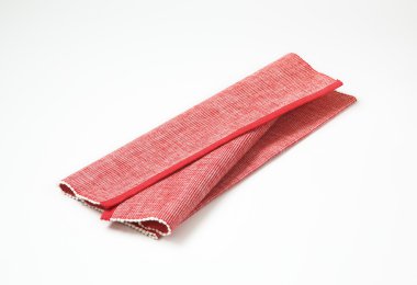 Kırmızı kumaş masa mat