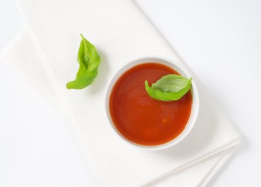 Bir kase domates çorbası.