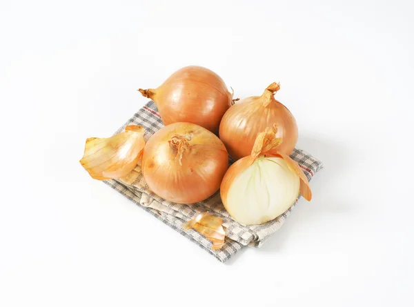 Raw onions with peel — Stock Photo, Image