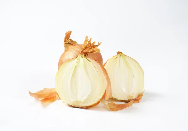 Raw onions with peel — Stock Photo, Image