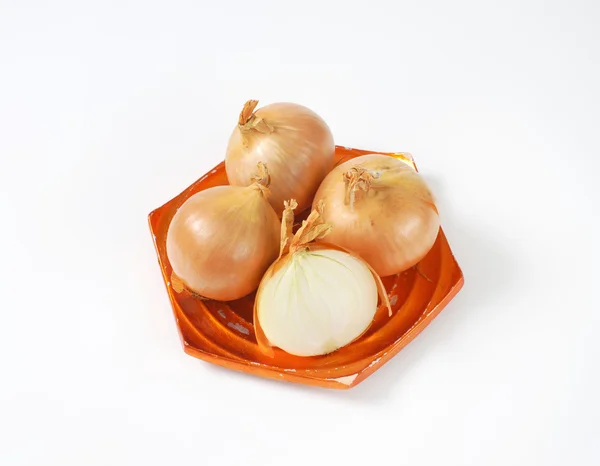 Raw unpeeled onions — Stock Photo, Image