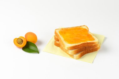 Kayısı reçeli beyaz ekmek