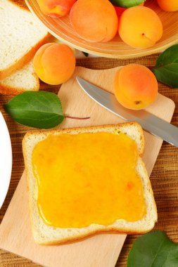 Kayısı reçelli ekmek