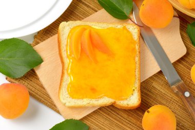 Kayısı reçelli ekmek