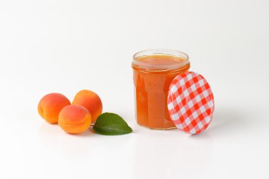 Kayısı reçeli kavanozu