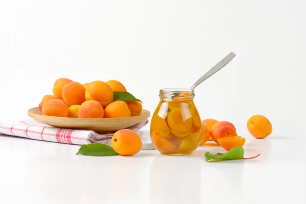 Кувшин абрикосового компота — стоковое фото
