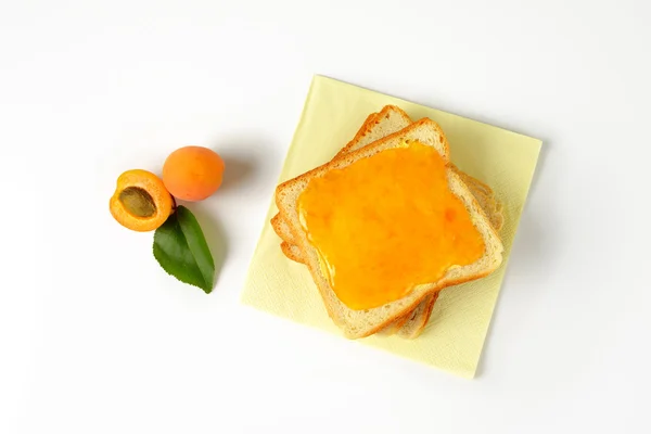 Pan blanco con mermelada de albaricoque — Foto de Stock