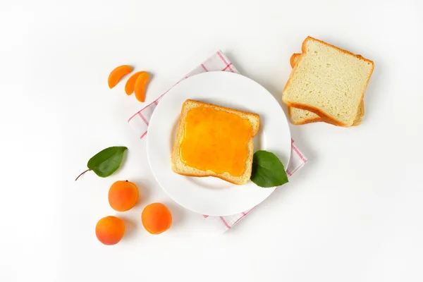 与杏酱的白面包 — 图库照片