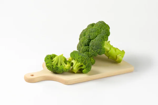 Broccoli freschi sul tagliere — Foto Stock