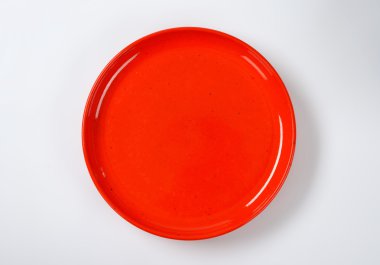 Kırmızı yemek tabağı