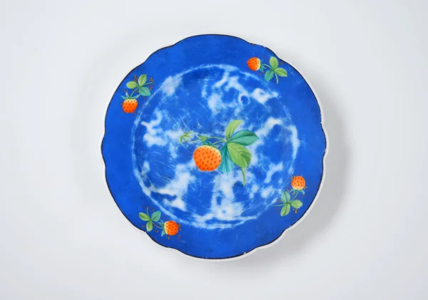 Голубая керамическая плита с клубничной конструкцией — стоковое фото