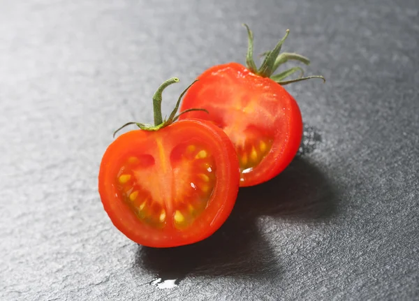 Mitades de tomate crudo —  Fotos de Stock