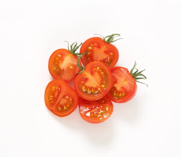 Сырые половинки томатов — стоковое фото
