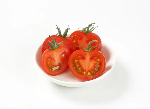 Połówki surowych pomidorów — Zdjęcie stockowe
