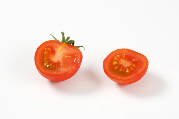 Połowę surowych pomidorów — Zdjęcie stockowe