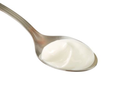 Üzerine bir kaşık beyaz yoğurt