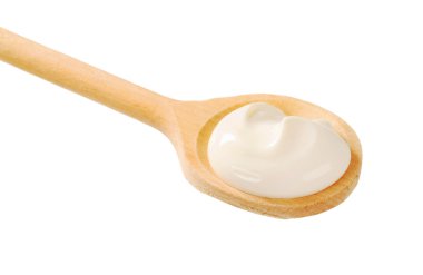 Ekşi krema bir tahta kaşık üzerinde