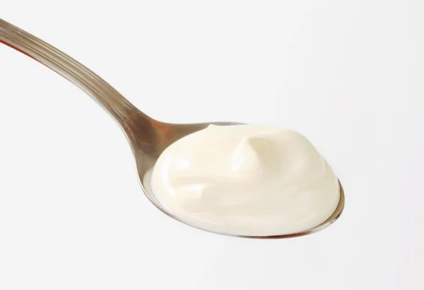 Yogurt normale su un cucchiaio — Foto Stock