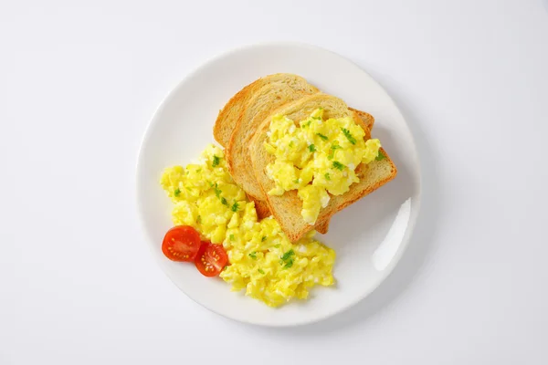 Uova strapazzate con pane tostato — Foto Stock