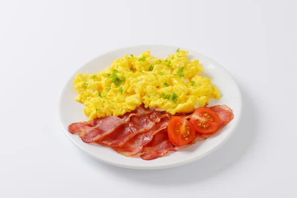 Huevos revueltos y tocino frito en sartén — Foto de Stock