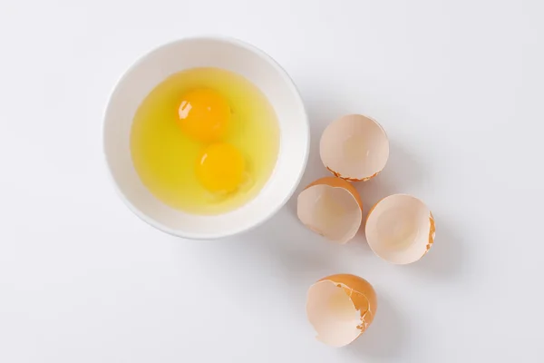 Gebarsten eieren in een kom — Stockfoto