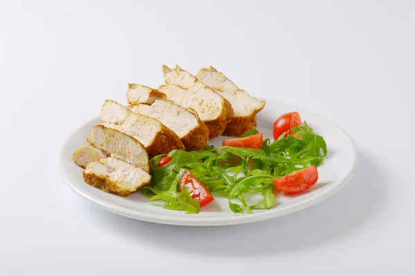 Spicy chicken breast with garnish — Stock Photo, Image