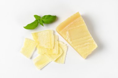 Dilimlenmiş parmesan peyniri