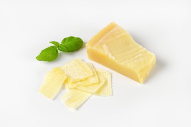 Dilimlenmiş parmesan peyniri