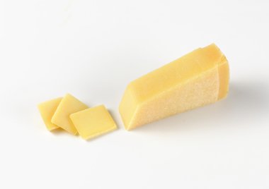 Dilimlenmiş parmesan peyniri