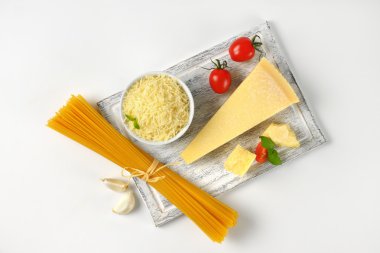 parmesan peyniri, sebze ve spagetti