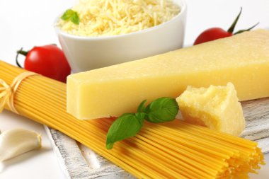 parmesan peyniri ve pişmemiş makarna