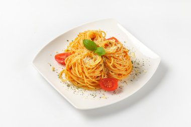 Spagetti domates pesto ve parmesan ile