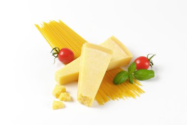 takozlar, parmesan peyniri ve spagetti