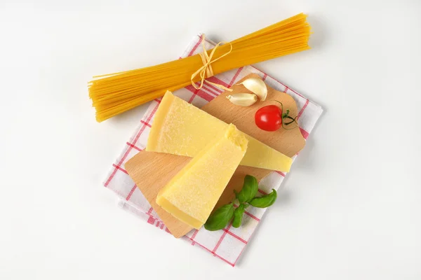 Parmesan cheese, vegetables and spaghetti — Stock Photo, Image