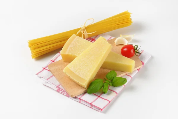 Parmesan cheese, vegetables and spaghetti — Stock Photo, Image