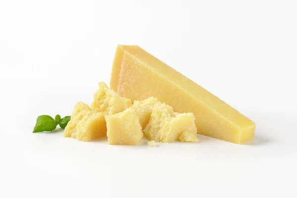 Trozos de queso parmesano —  Fotos de Stock