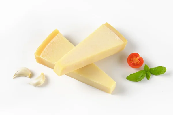 Fatias de queijo parmesão — Fotografia de Stock