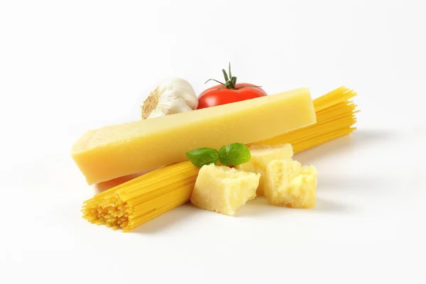 Parmesan cheese, vegetables and spaghetti — Stock Photo, Image