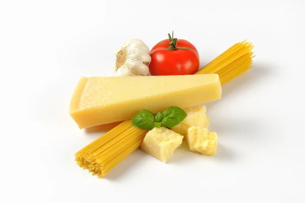 Parmesan cheese, vegetables and spaghetti — Stock Photo, Image