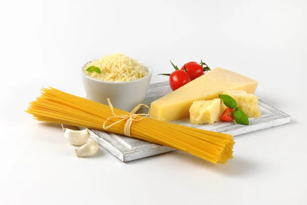 Parmesanost, grönsaker och spaghetti — Stockfoto