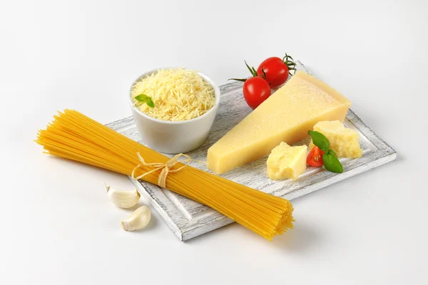 Parmesan cheese, vegetables and spaghetti — Stock Photo, Image