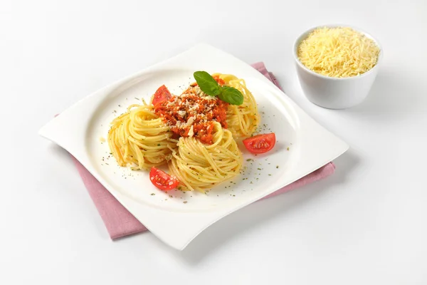 Spagetti domates pesto ve parmesan ile — Stok fotoğraf