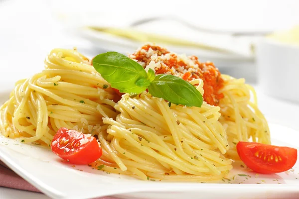 Spaghetti with tomato pesto and parmesan — Stock Photo, Image