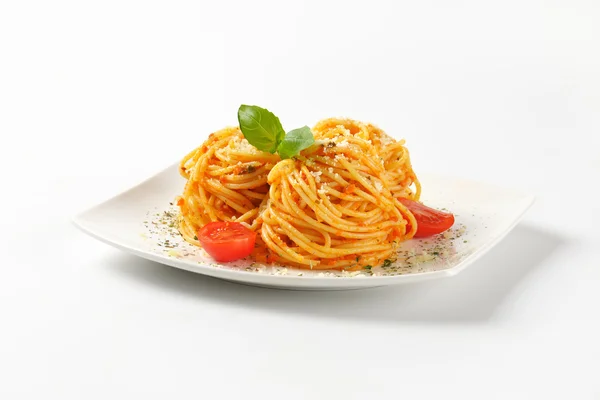 Spaghetti au pesto de tomate et parmesan — Photo
