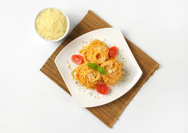 Spaghetti mit Tomatenpesto und Parmesan — Stockfoto