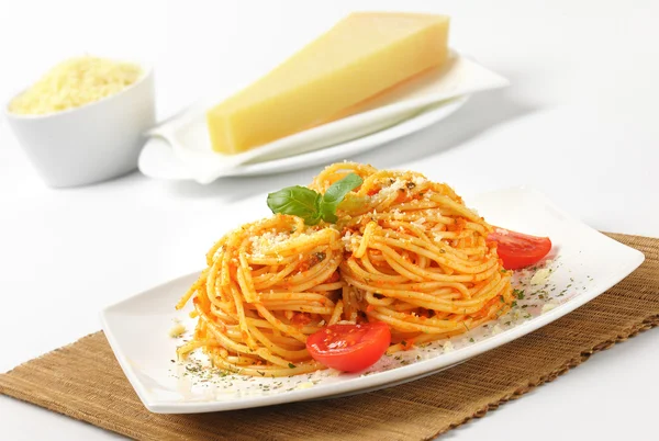 Спагетти с томатным песто и пармезаном — стоковое фото